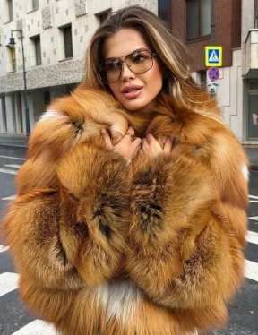 Шуба из лисы с капюшоном