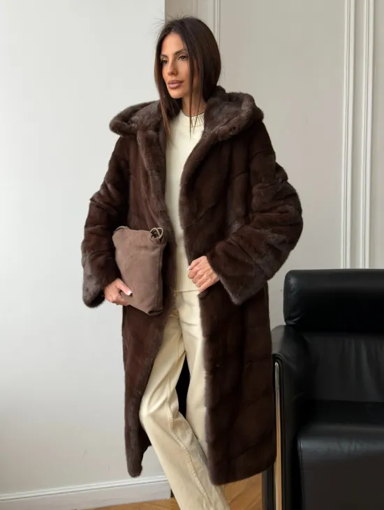 Коричневая норковая шуба с капюшоном