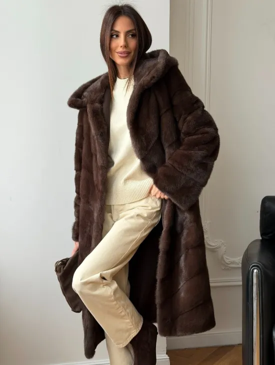 Коричневая норковая шуба с капюшоном