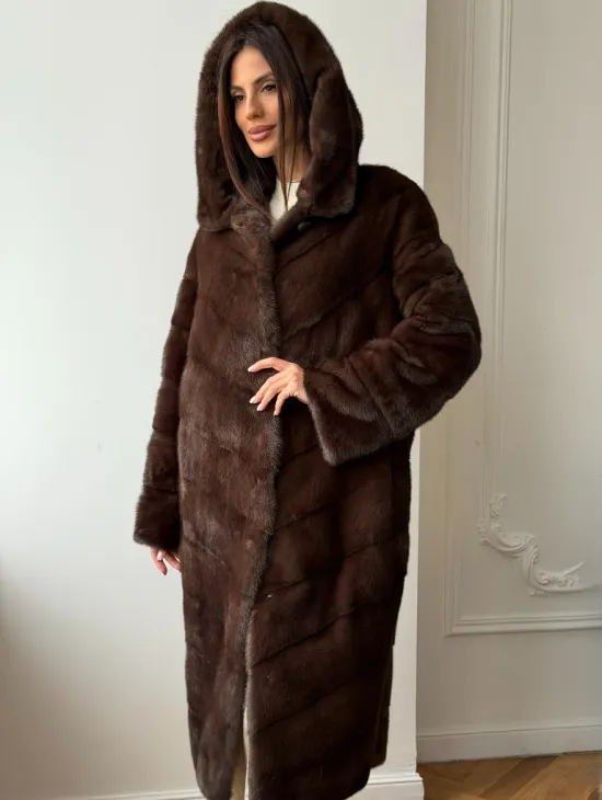 Коричневая норковая шуба с капюшоном