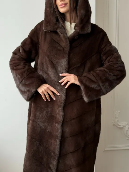 Коричневая норковая шуба с капюшоном