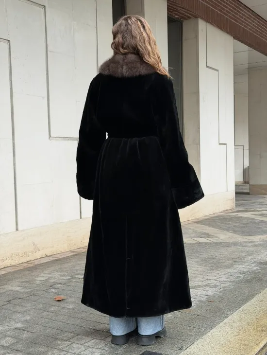 Длинная шуба из стриженой норки с воротником куница