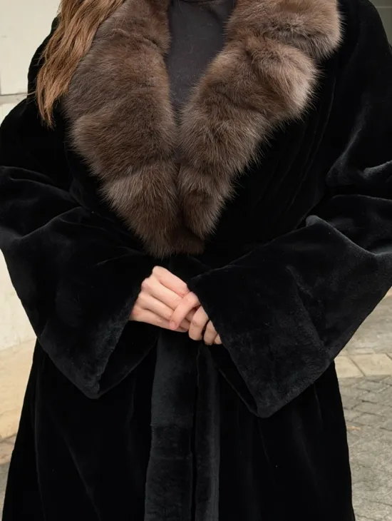 Длинная шуба из стриженой норки с воротником куница