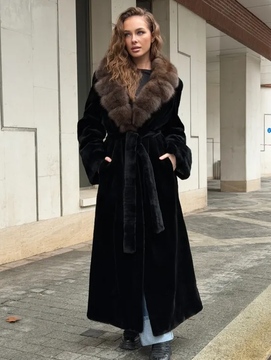 Длинная шуба из стриженой норки с воротником куница