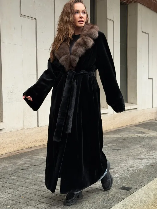 Длинная шуба из стриженой норки с воротником куница