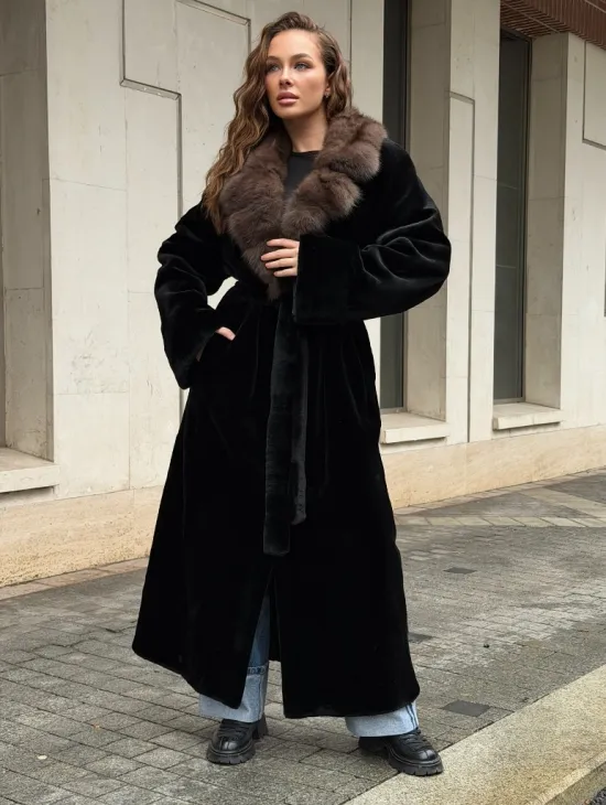 Длинная шуба из стриженой норки с воротником куница