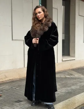 Длинная шуба из стриженой норки с воротником куница