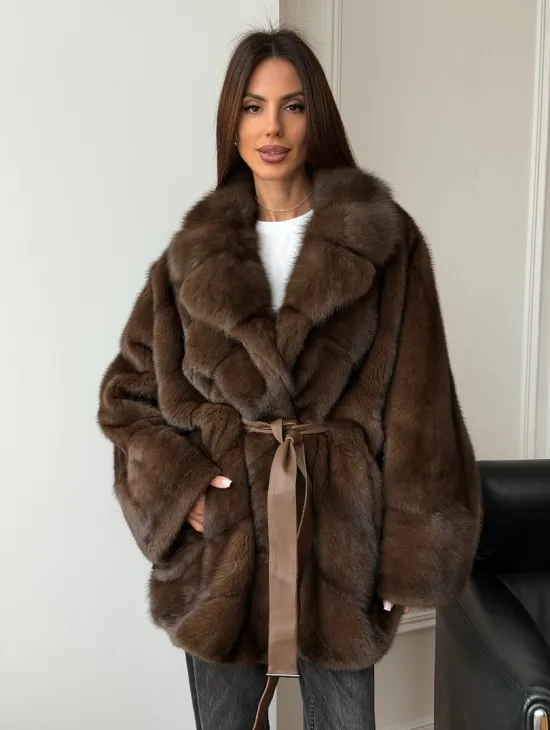 Коричневый полушубок с воротником куницы - летучая мышь