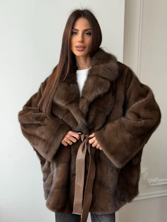 Коричневый полушубок с воротником куницы - летучая мышь