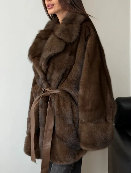 Коричневый полушубок с воротником куницы - летучая мышь