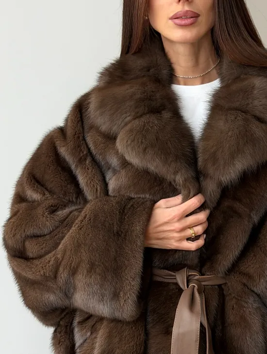 Коричневый полушубок с воротником куницы - летучая мышь