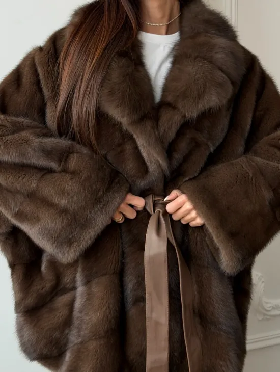 Коричневый полушубок с воротником куницы - летучая мышь