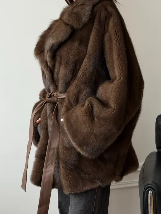 Коричневый полушубок с воротником куницы - летучая мышь