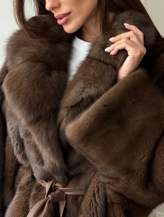 Коричневый полушубок с воротником куницы - летучая мышь