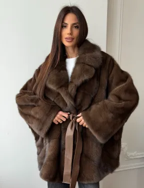 Коричневый полушубок с воротником куницы - летучая мышь