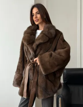 Коричневый полушубок с воротником куницы - летучая мышь