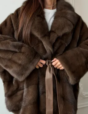 Коричневый полушубок с воротником куницы - летучая мышь