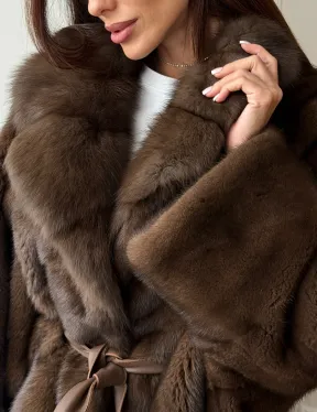 Коричневый полушубок с воротником куницы - летучая мышь