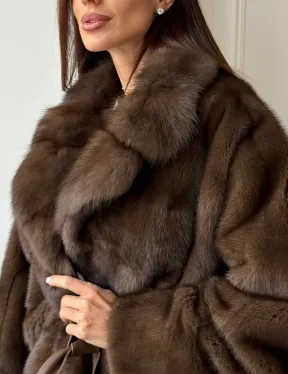 Коричневый полушубок с воротником куницы - летучая мышь