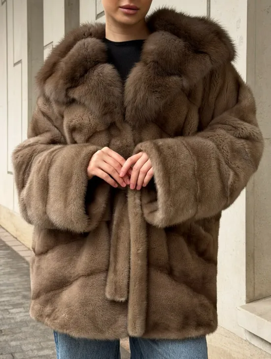 Полушубок норковый с капюшоном из меха куницы