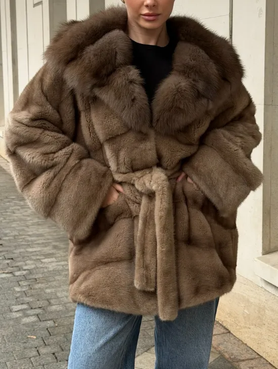 Полушубок норковый с капюшоном из меха куницы