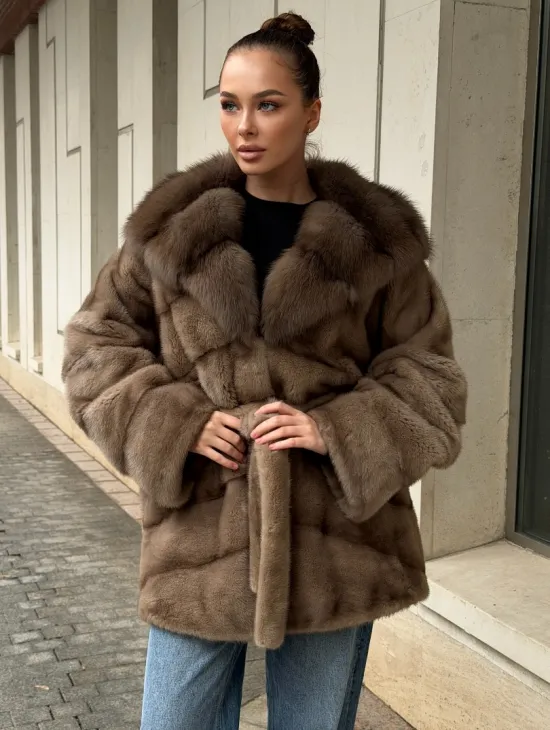 Полушубок норковый с капюшоном из меха куницы