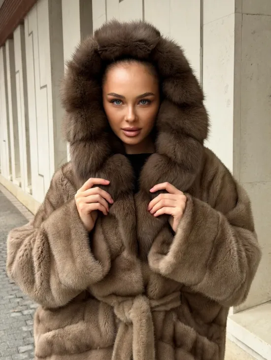 Полушубок норковый с капюшоном из меха куницы