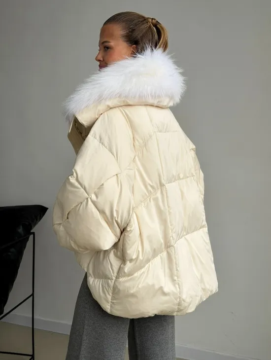Бежевый зимний пуховик