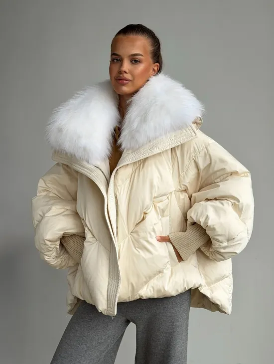 Бежевый зимний пуховик