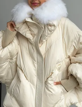 Бежевый зимний пуховик