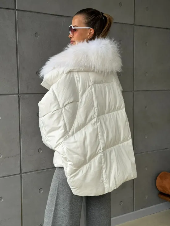 Белый зимний пуховик с мехом