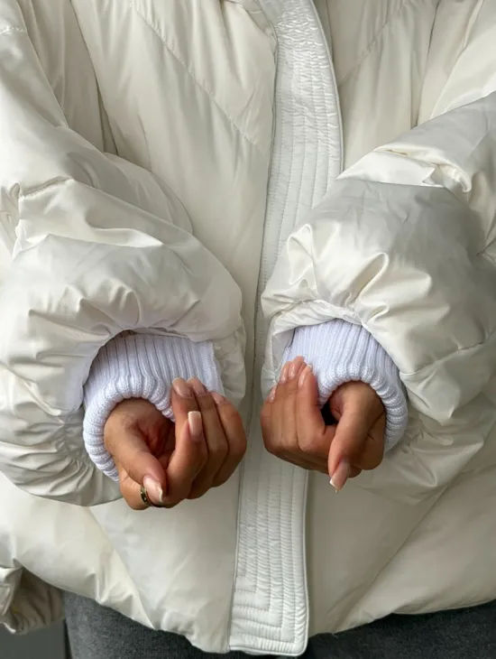 Белый зимний пуховик с мехом