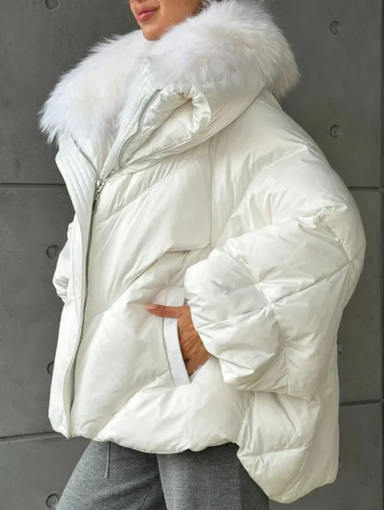 Белый зимний пуховик с мехом