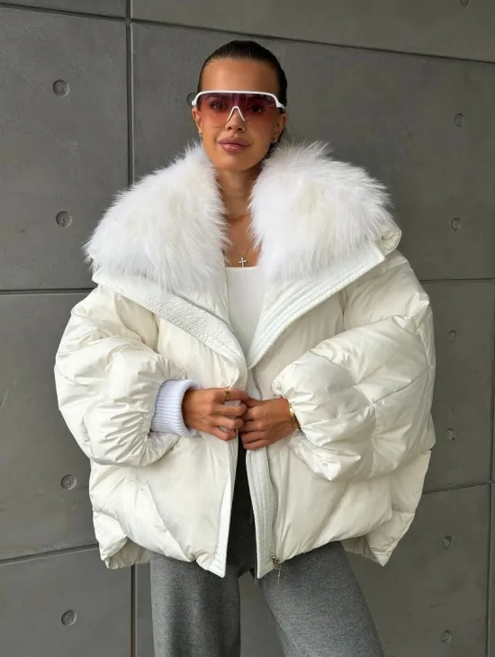 Белый зимний пуховик с мехом