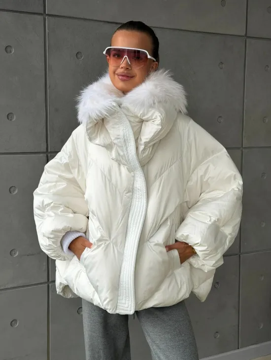 Белый зимний пуховик с мехом