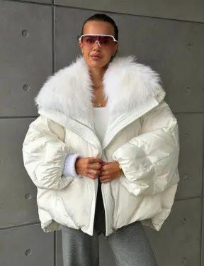 Белый зимний пуховик с мехом