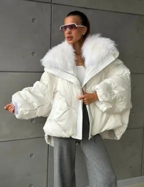Белый зимний пуховик с мехом