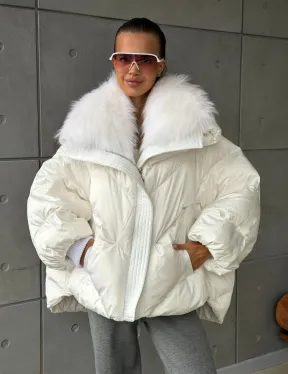 Белый зимний пуховик с мехом