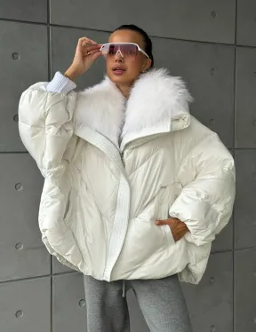 Белый зимний пуховик с мехом