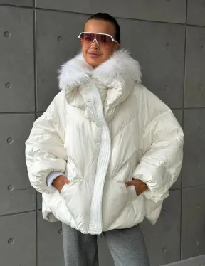 Белый зимний пуховик с мехом