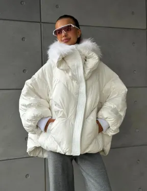 Белый зимний пуховик с мехом