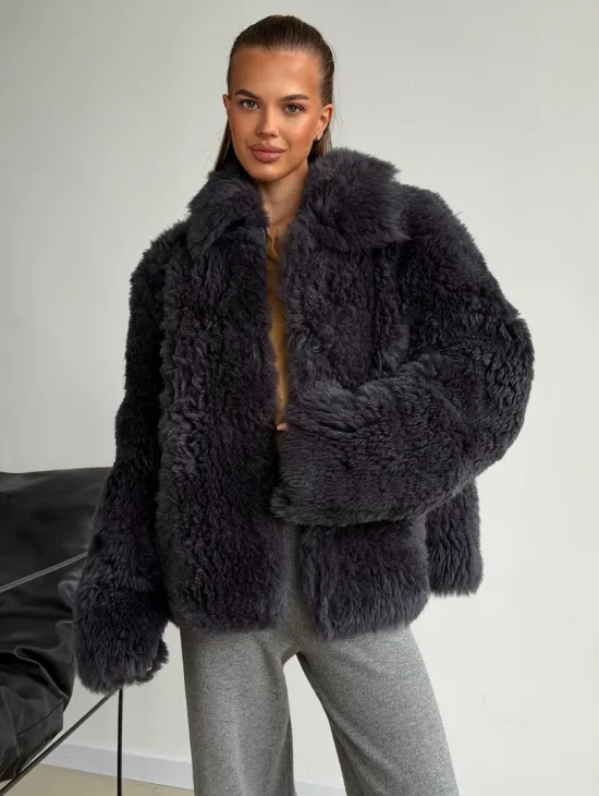 Короткая дубленка из овчины тиградо