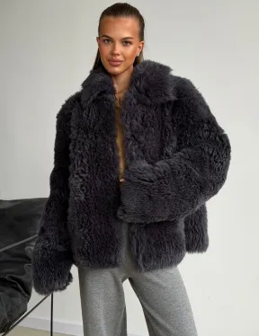Короткая дубленка из овчины тиградо