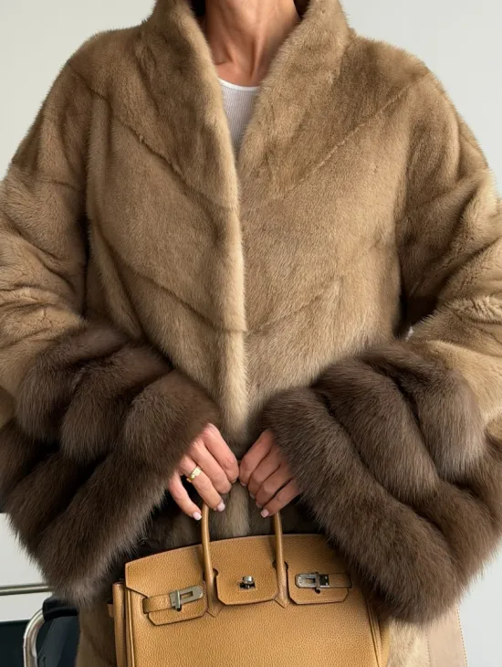Бежевая норковая шуба с отделкой на рукавах из куницы