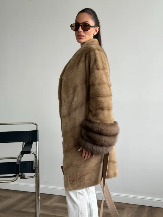 Бежевая норковая шуба с отделкой на рукавах из куницы