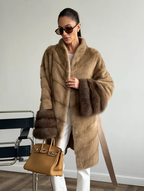 Бежевая норковая шуба с отделкой на рукавах из куницы