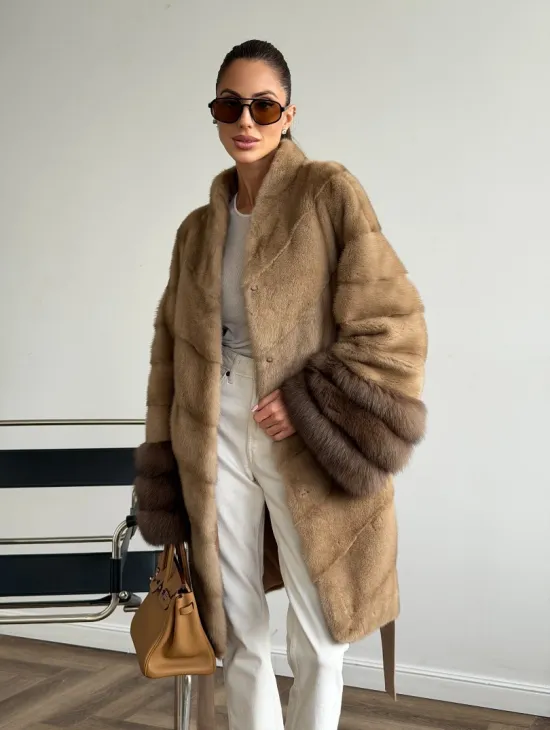 Бежевая норковая шуба с отделкой на рукавах из куницы