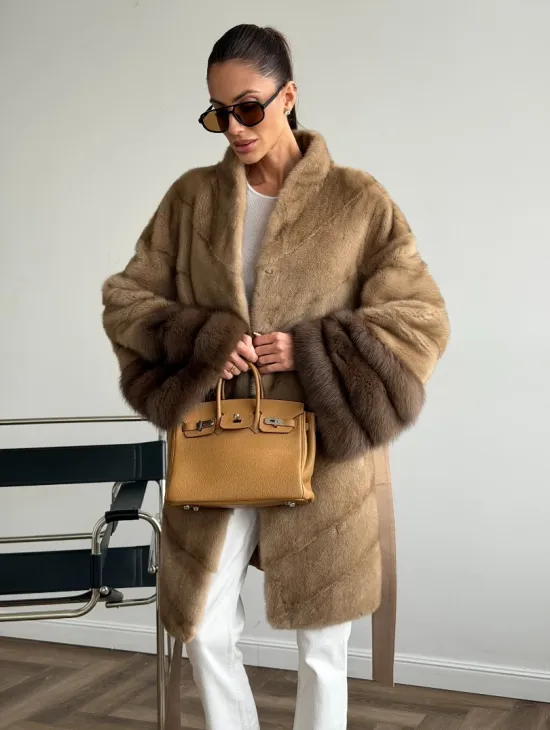 Бежевая норковая шуба с отделкой на рукавах из куницы