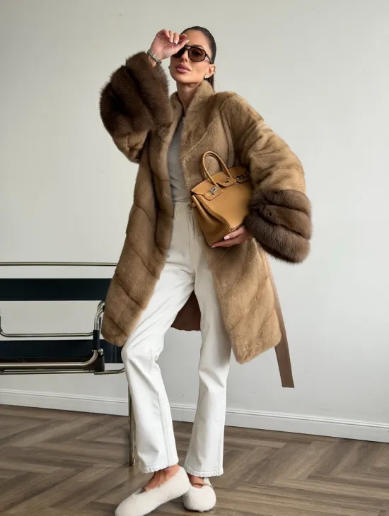Бежевая норковая шуба с отделкой на рукавах из куницы