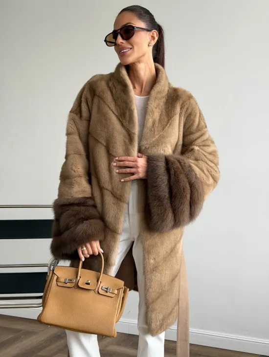 Бежевая норковая шуба с отделкой на рукавах из куницы